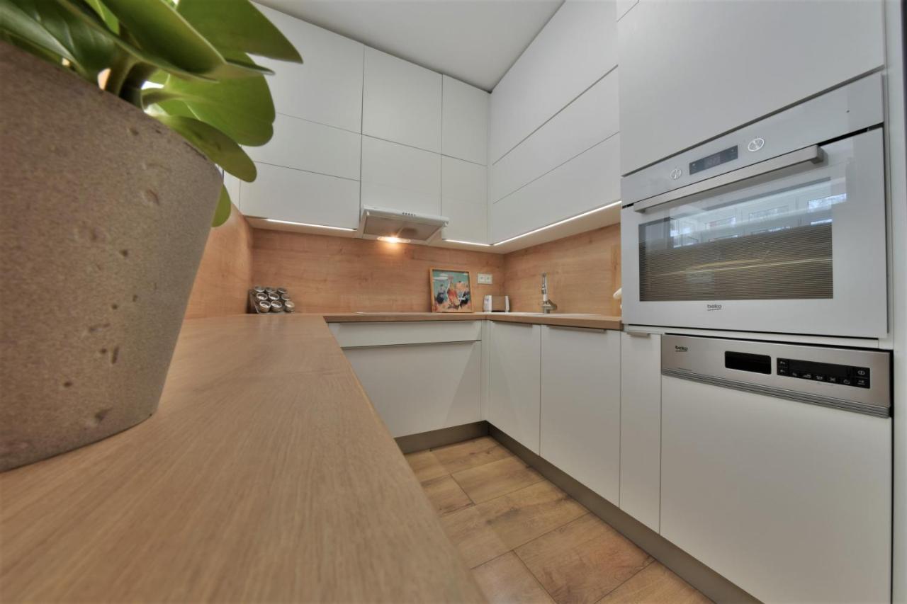 Big 75M2 Next To Opera Building In Direct Centrum, Air-Conditioned, Balcony, 24H Self Checking Banska Bystrica Luaran gambar