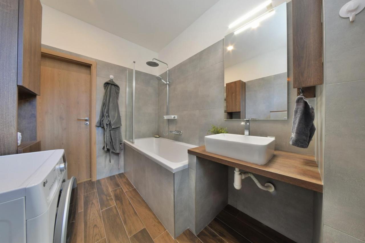 Big 75M2 Next To Opera Building In Direct Centrum, Air-Conditioned, Balcony, 24H Self Checking Banska Bystrica Luaran gambar