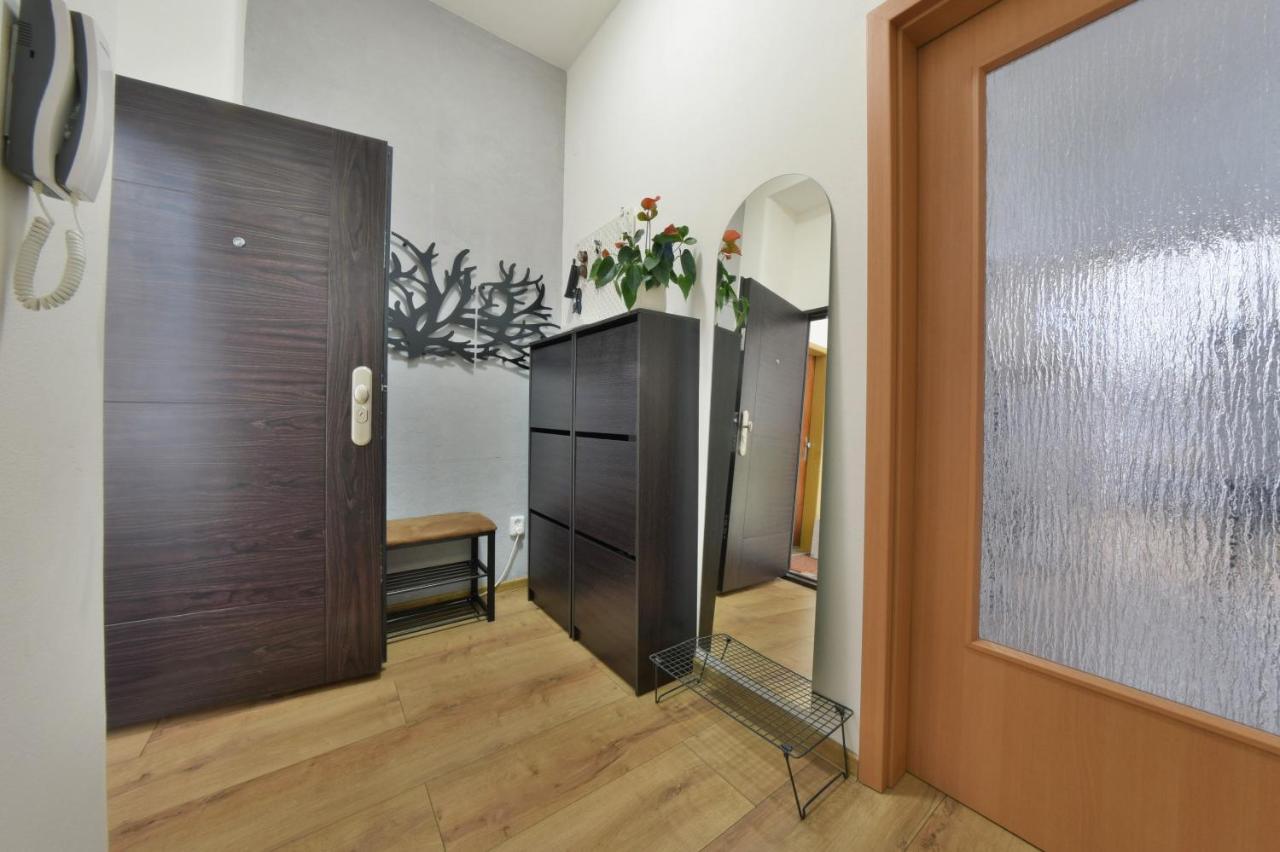 Big 75M2 Next To Opera Building In Direct Centrum, Air-Conditioned, Balcony, 24H Self Checking Banska Bystrica Luaran gambar