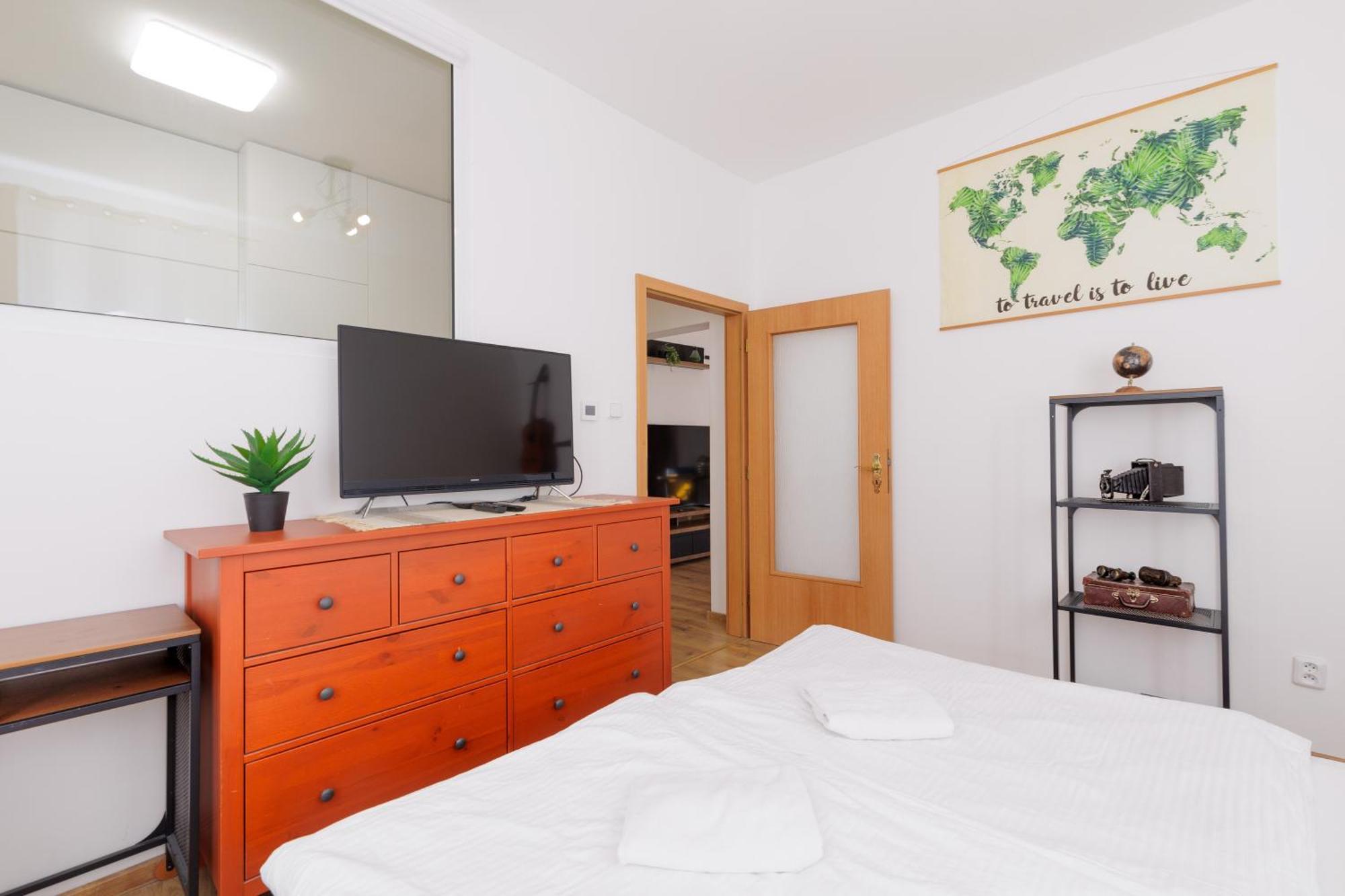 Big 75M2 Next To Opera Building In Direct Centrum, Air-Conditioned, Balcony, 24H Self Checking Banska Bystrica Luaran gambar